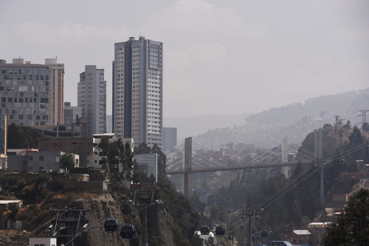 A general view of the city of La Paz covered by thick smoke from wildfires in Bolivia and neighboring Brazil, according to local authorities, in La Paz, Bolivia September 5, 2024. REUTERS/Claudia Morales/ File Photo