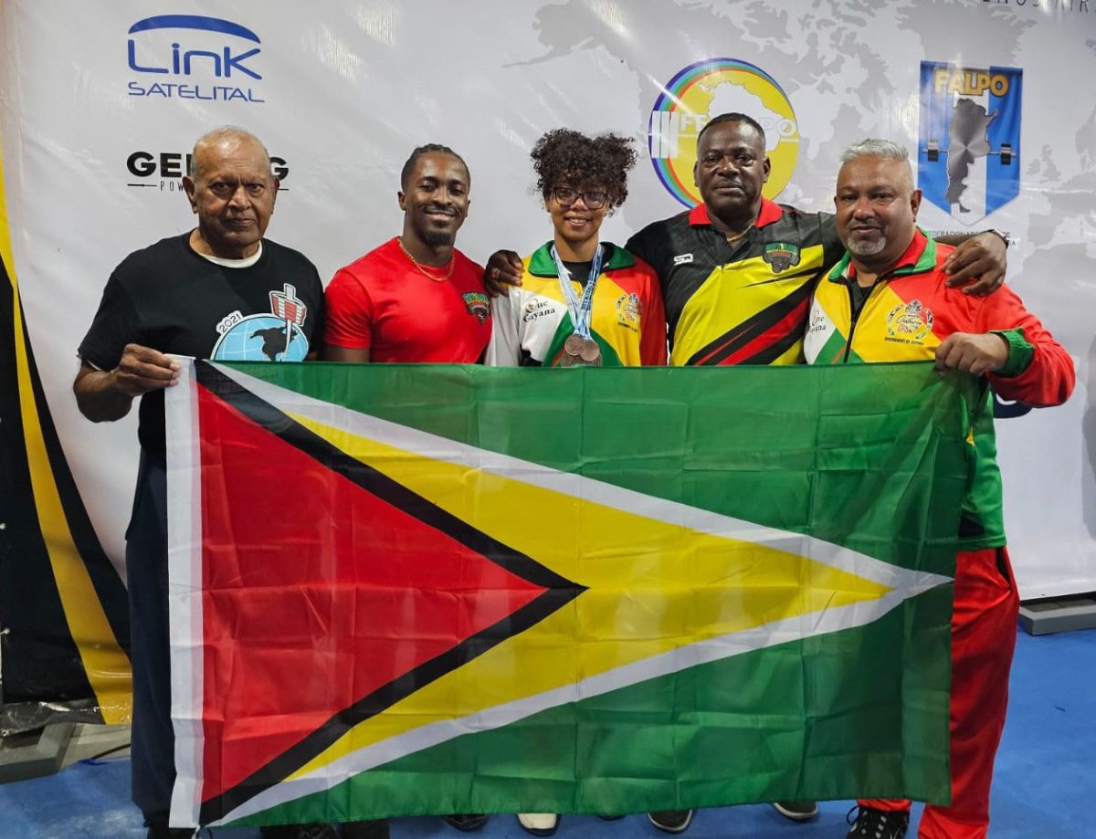 Sarah Sanmoogan (centre) is surrounded (from left) by Naranjan Singh,
Kheon Evans, GAPLF President Franklin Wilson, and Coach Kerma Singh.