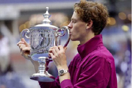 Jannik Sinner celebrates with the trophy at the U.S. Open, September 8, 2024. REUTERS/Mike Segar