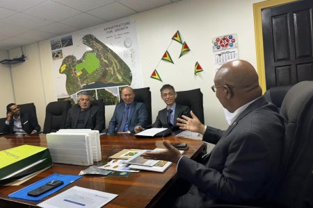 Members of the consortium speaking to the Minister (Ministry of Public Works photo)
