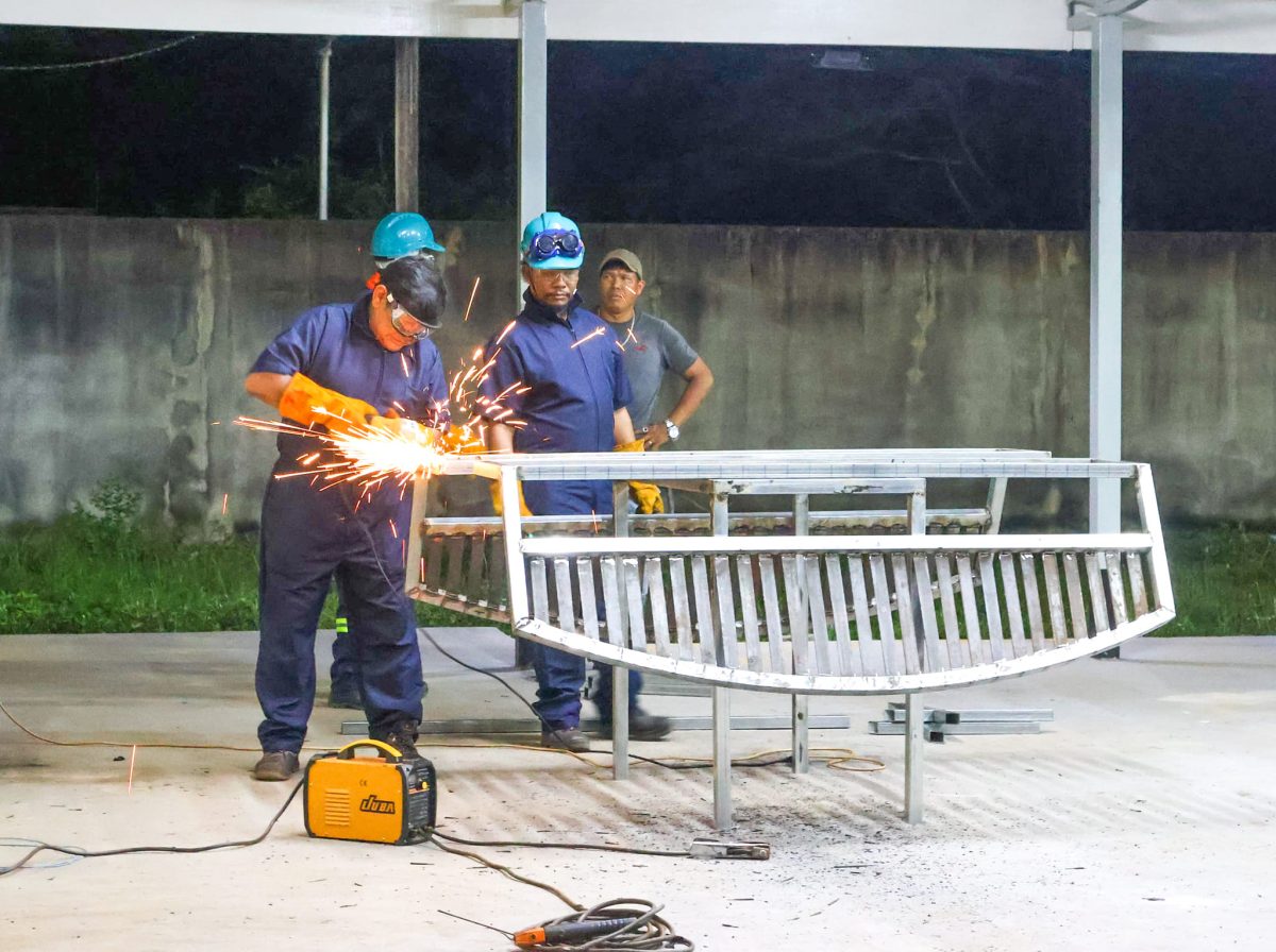 The benches being constructed (Ministry of Labour photo)