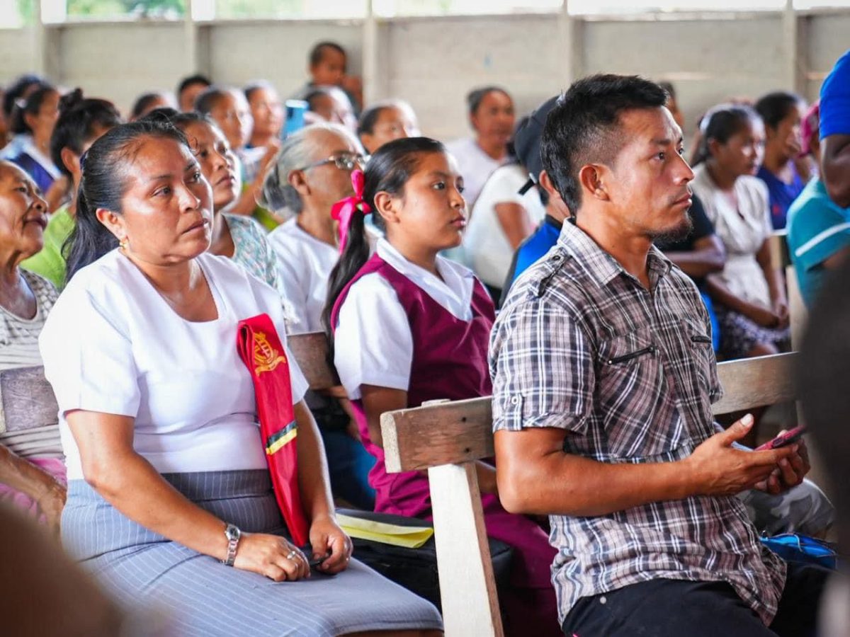 Residents of Phillipai during the meeting (Ministry of Education photo)