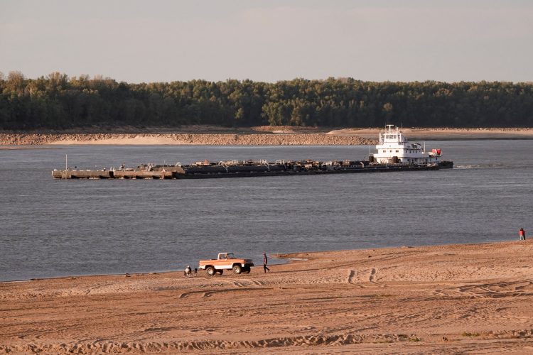 FILE PHOTO: Barges make their way down the Mississippi River, where the water levels have reached historically record lows in Memphis, Tennessee, U.S. October 23, 2022.  REUTERS/Karen Pulfer Focht/File Photo