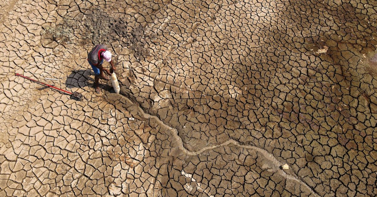 Ivalmir Silva searches for water on Puraquequara Lake, which has been affected by drought, in Manaus Brazil, October 6, 2023. REUTERS/Bruno Kelly/File photo 