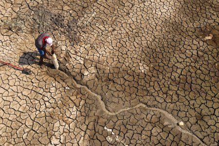 Ivalmir Silva searches for water on Puraquequara Lake, which has been affected by drought, in Manaus Brazil, October 6, 2023. REUTERS/Bruno Kelly/File photo 