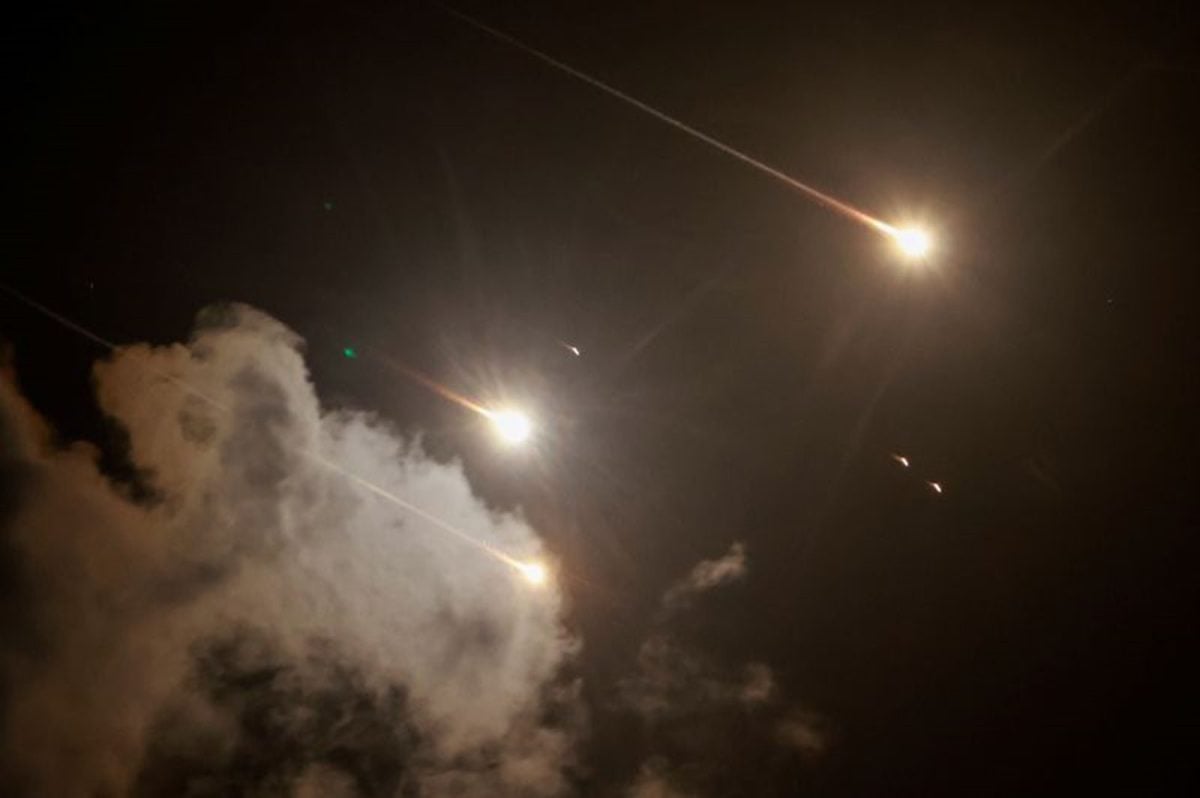 Projectiles are seen in the sky after Iran fired a salvo of ballistic missiles, amid cross-border hostilities between Hezbollah and Israel, as seen from Tel Aviv (Reuters photo)