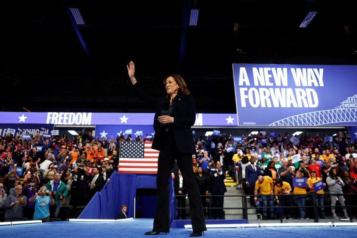 Democratic presidential nominee and U.S. Vice President Kamala Harris waves during a campaign event at the Dort Financial Center in Flint, Michigan, U.S., October 4, 2024. REUTERS/Evelyn Hockstein