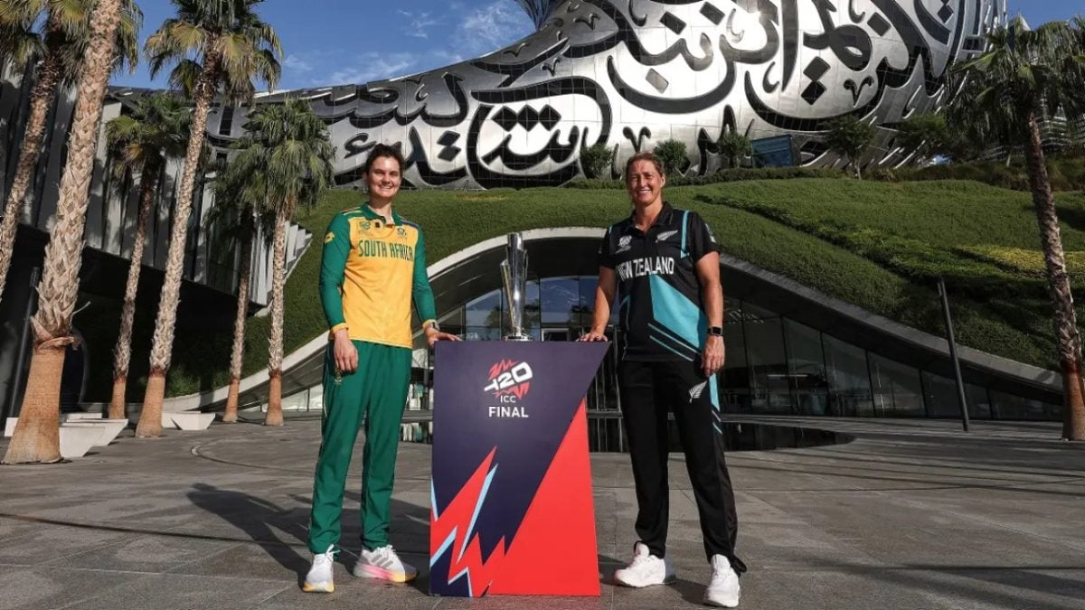 South African captain Laura Wolvaardt (left) and her New Zealand counterpart Sophie Devine pose with the T20 World Cup trophy (ESPN Cricinfo Photo).