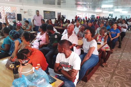 Attendees at the meeting (Ministry of Labour photo)
