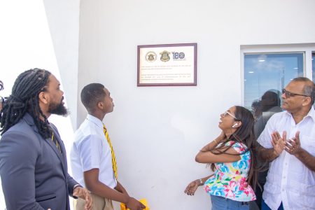 The unveiling of the plaque (Ministry of Health photo)