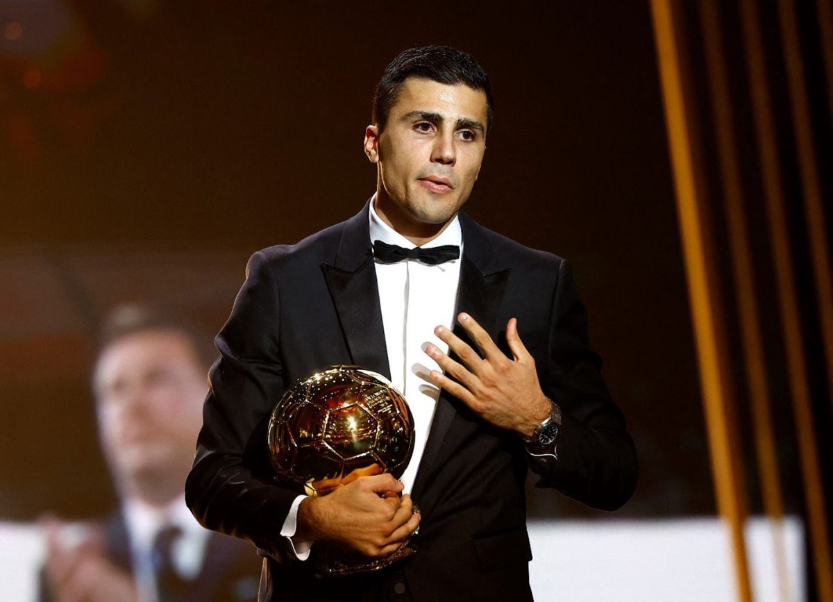 Spain’s and Manchester City’s Rodri with the Ballon d’Or REUTERS/Sarah Meyssonnier 