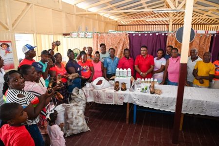 Agriculture Minister Zulfikar Mustapha handed over farming inputs to Baracara residents (DPI photo)