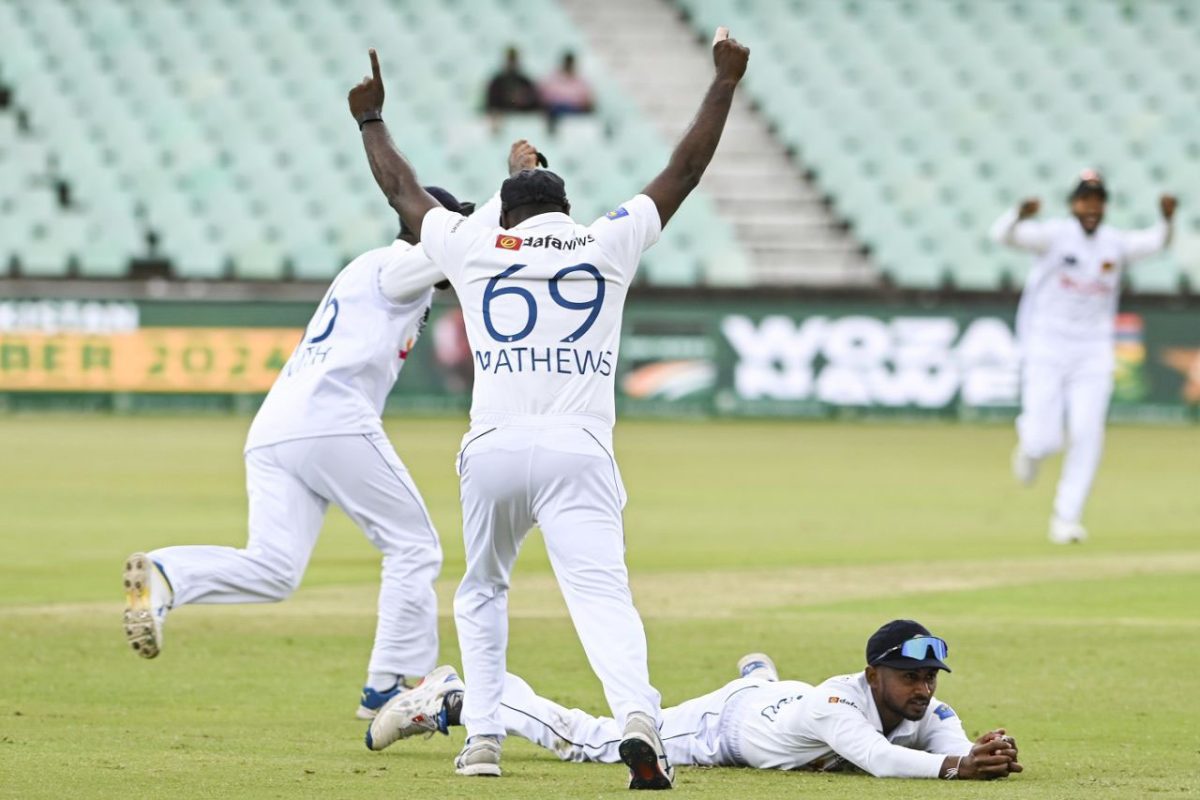 Sri Lankan players celebrate after Kamindu Mendis completed a diving catch at second slip to dismiss Tony de Zorzi for 4 (ESPN Cricinfo Photo)