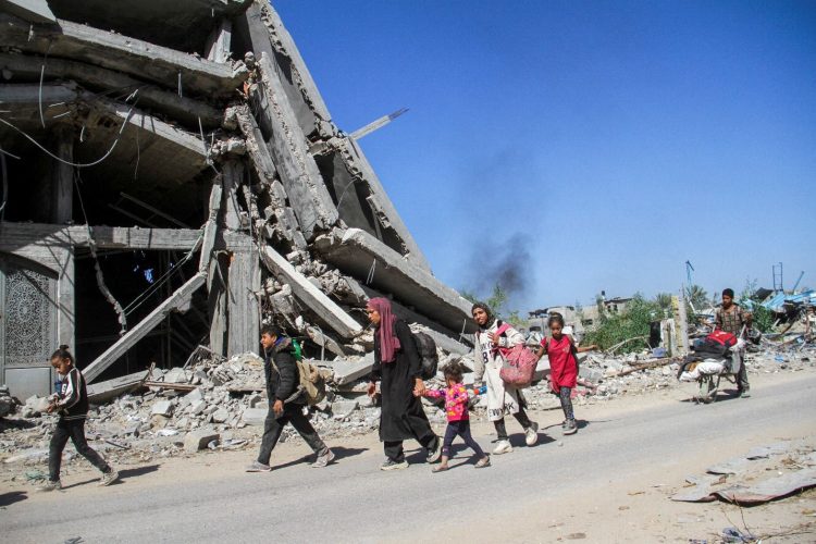 Displaced Palestinians ordered by the Israeli military to evacuate the northern part of Gaza flee amid an Israeli military operation, in Jabalia in the northern Gaza Strip October 22, 2024. REUTERS/Mahmoud Issa/File Photo
