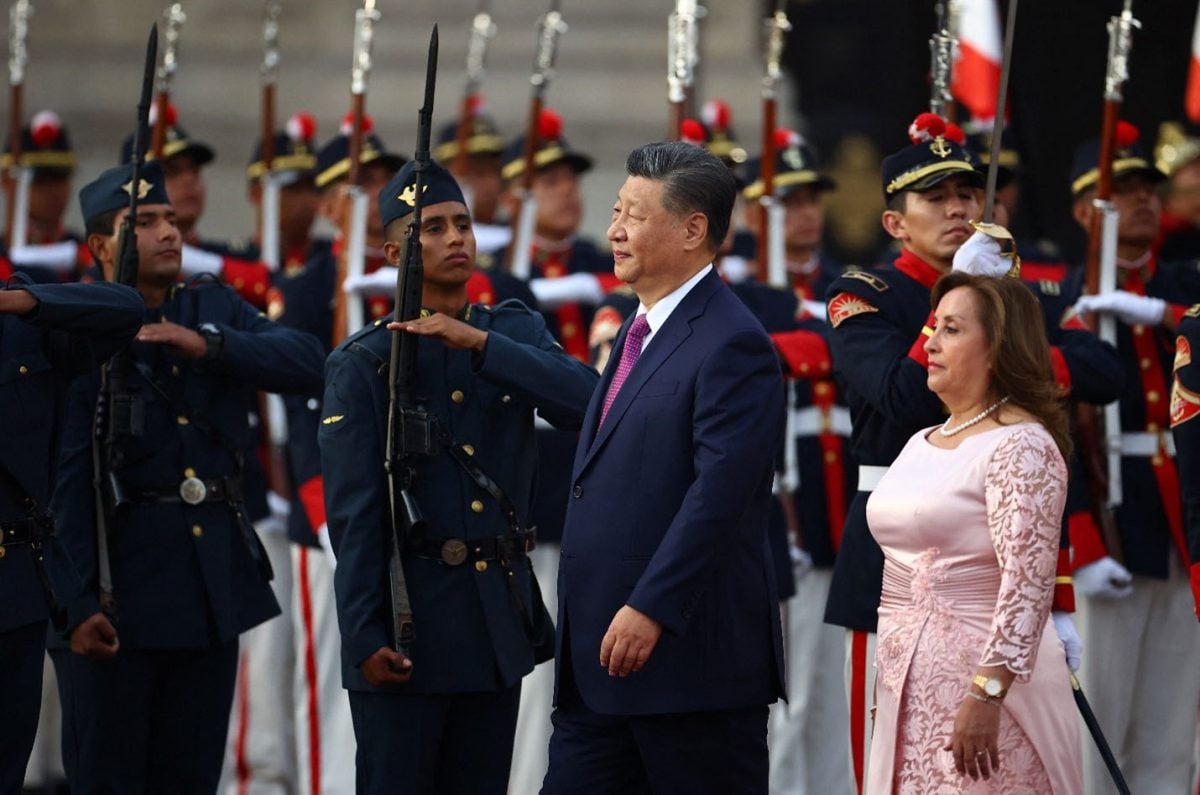 Chinese President Xi Jinping reviews the honour guard alongside Peru’s President Dina Boluarte after arriving at the government palace, on the sidelines of the Asia-Pacific Economic Cooperation (APEC) summit, in Lima, Peru November 14, 2024. REUTERS/Agustin Marcarian