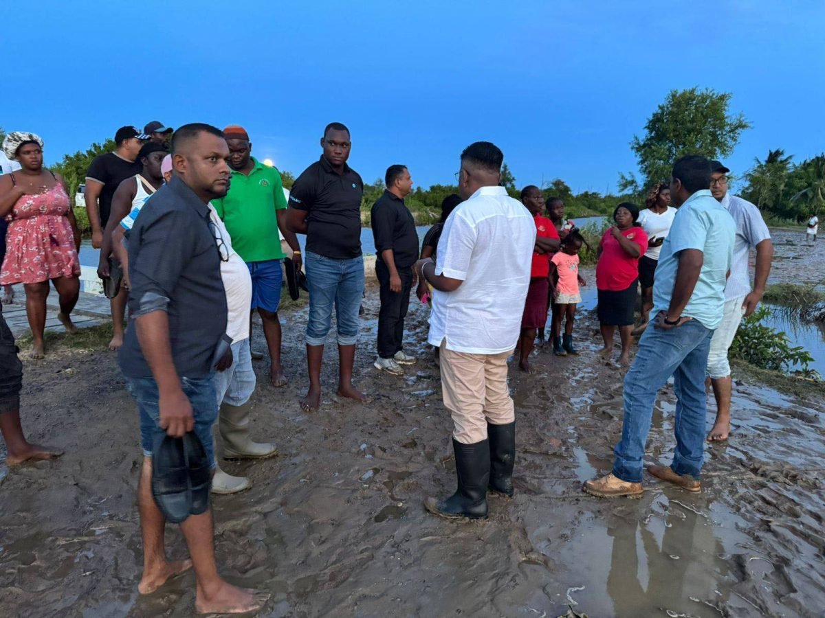 Minister Zulfikar Mustapha and his team interacting with residents yesterday (A MoA photo)