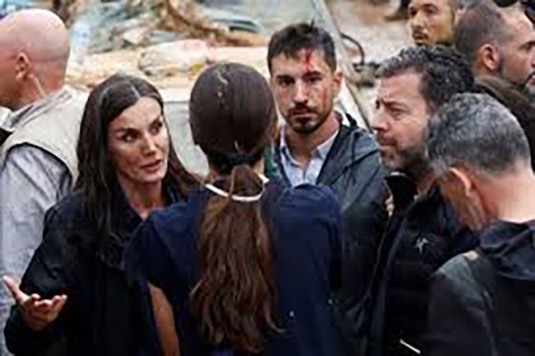 Spain's Queen Letizia speaks to people next to a man with blood on his face, following heavy rains that caused floods, in Paiporta, near Valencia, Spain, November 3, 2024. REUTERS/Eva Manez