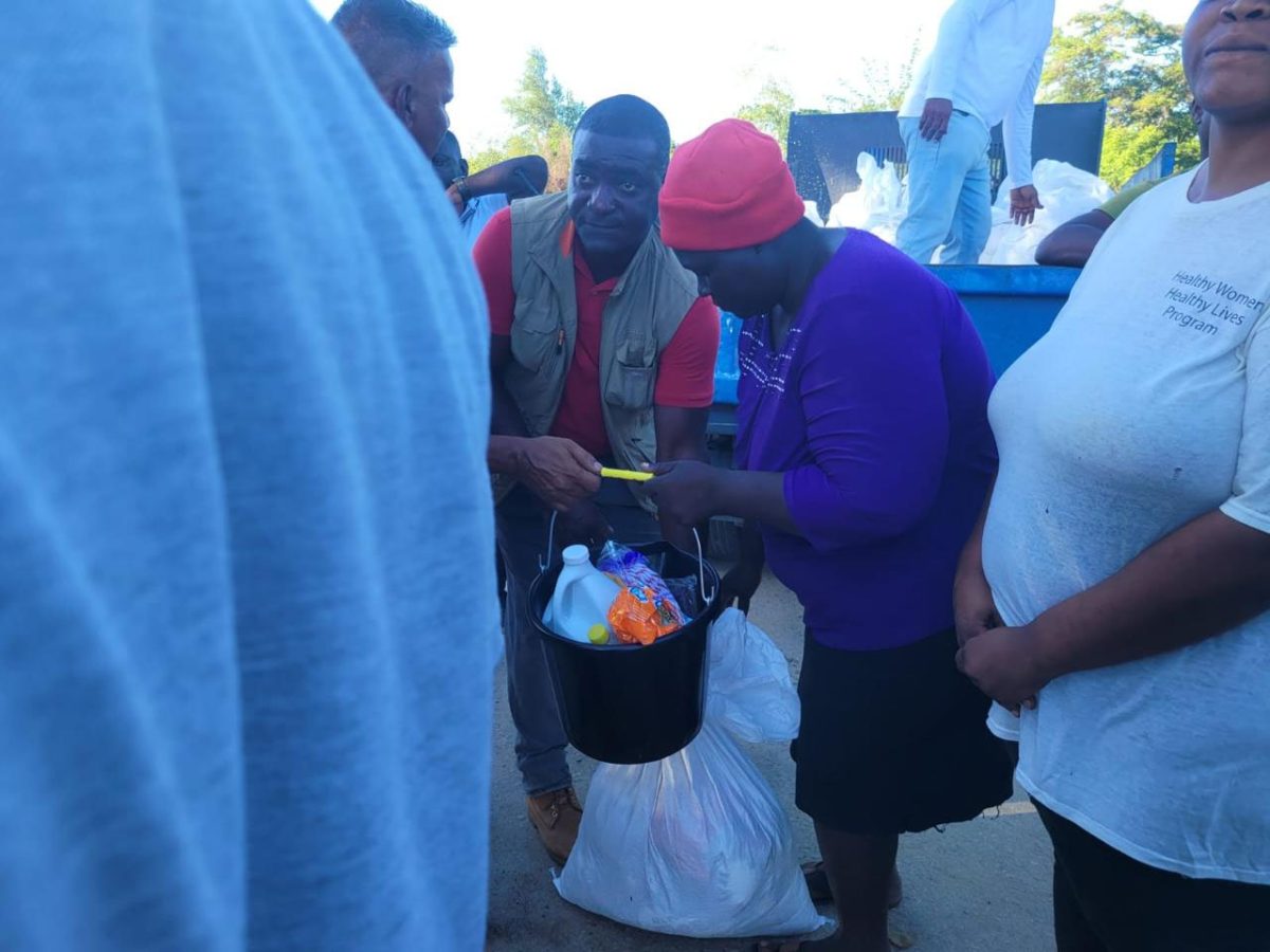 A resident receiving supplies (Ministry of Agriculture photo)
