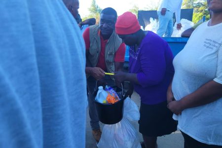 A resident receiving supplies (Ministry of Agriculture photo)
