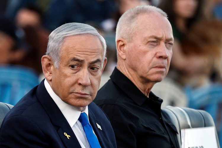 Israeli Prime Minister Benjamin Netanyahu and Israeli Defense Minister Yoav Gallant attend a ceremony for the 70th cohort of military combat officers, at an army base near Mitzpe Ramon, Israel, October 31, 2024. REUTERS/Amir Cohen/File Photo