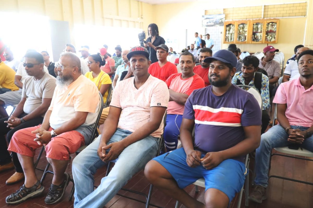 Some of the shrimp farmers at the meeting (Ministry of Agriculture photo)