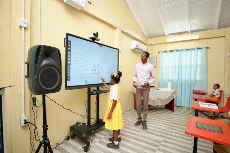 A pupil at the interactive whiteboard (Ministry of Education photo)
