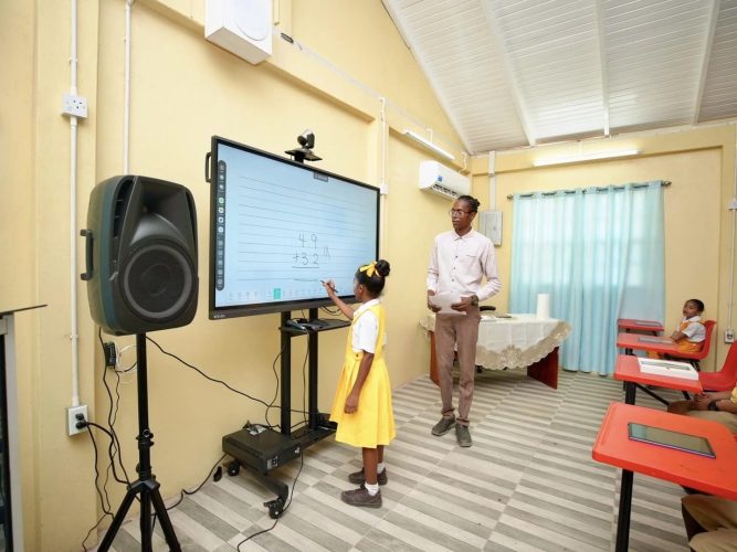 A pupil at the interactive whiteboard (Ministry of Education photo)
