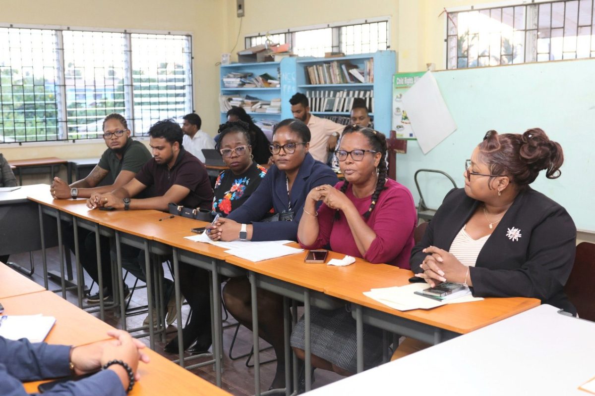 Some of those who attended the meeting (Ministry of Housing photo)
