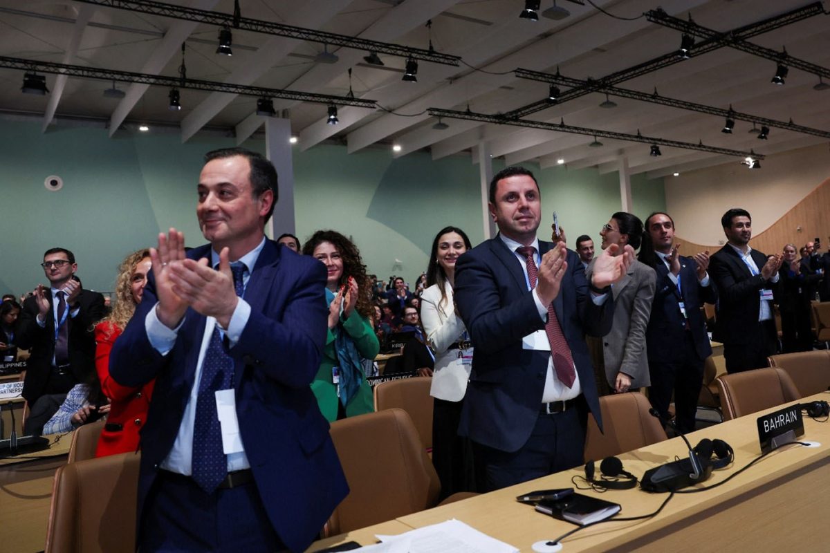 Delegates applauding the deal (Reuters photo)