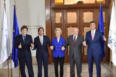 Uruguay’s President Luis Lacalle Pou poses with European Commission President Ursula von der Leyen, Argentina’s President Javier Milei, Brazil’s President Luiz Inacio Lula da Silva, Paraguay’s President Santiago Pena during a family photo at the Mercosur Summit in Montevideo, Uruguay December 6, 2024. REUTERS/Martin Varela Umpierrez