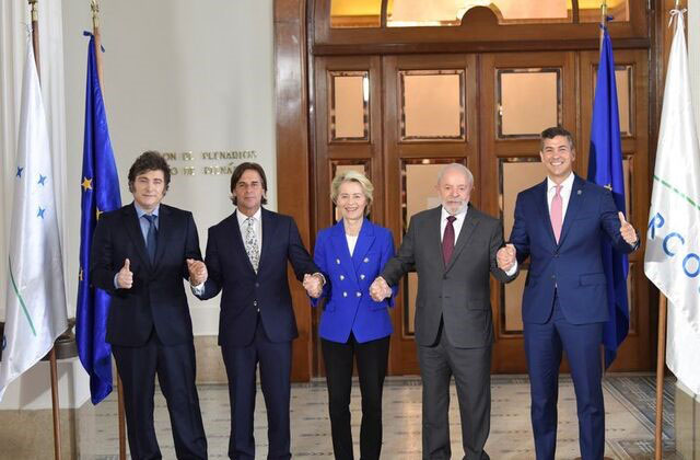 Uruguay’s President Luis Lacalle Pou poses with European Commission President Ursula von der Leyen, Argentina’s President Javier Milei, Brazil’s President Luiz Inacio Lula da Silva, Paraguay’s President Santiago Pena during a family photo at the Mercosur Summit in Montevideo, Uruguay December 6, 2024. REUTERS/Martin Varela Umpierrez