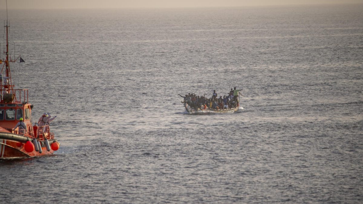 A boat from Senegal carrying 136 migrants arrives a at the port of La Restinga on the Canary Island of El Hierro, on November 28, 2024. © Antonio Sempere, AFP