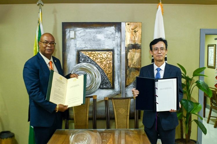 Ambassador Kim Jinhae, Non-Permanent Representative of the Republic of Korea to the Caribbean Community Secretariat (right) and Juan Edghill, Minister of Public Works.