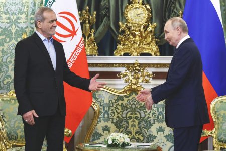 Russian President Vladimir Putin (right) and his Iranian counterpart Masoud Pezeshkian (Reuters photo)