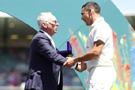 Scott Boland receives his Player-of-the-Match award for the SCG Test from Allan Border  •  Getty Images