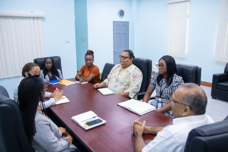 The meeting yesterday (Ministry of Health photo)