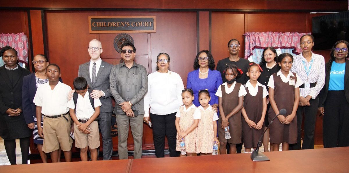 Representatives of the government, judiciary, UNICEF, regional officials and children inside the courtroom