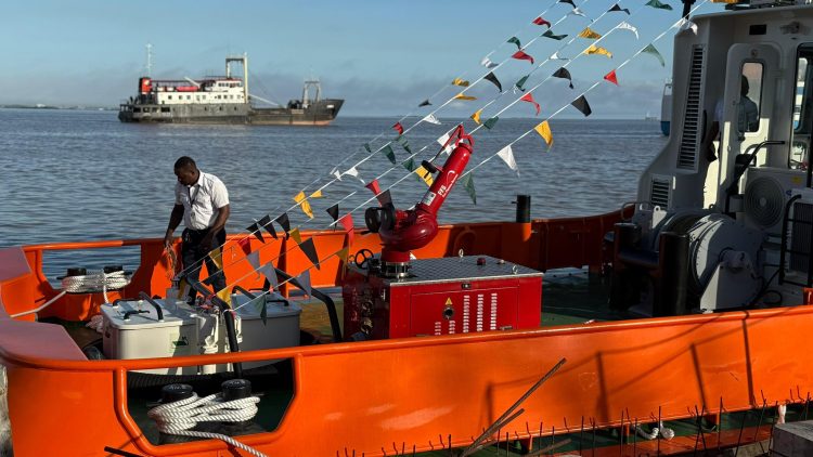 The tug (Ministry of Public Works photo)