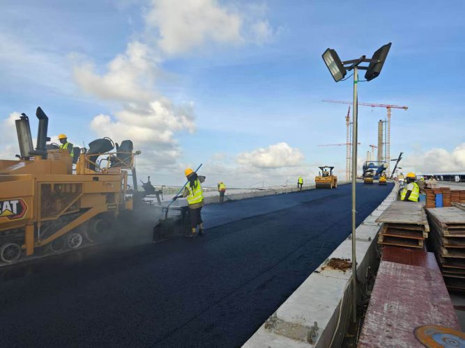 Asphalting of the bridge (Ministry of Public Works photo)
