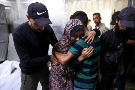 Palestinians mourn the deaths  (REUTERS/Mahmoud Issa)
