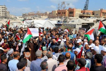 Palestinians take part in a protest demanding an end to the war in Gaza and rejecting mass displacement, in Gaza City, August 21, 2025. REUTERS/Ebrahim Hajjaj