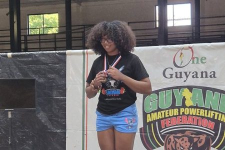 Sarah Sanmoogan set new marks in the squat, bench press and deadlift while
competing in the 76kg Junior Women’s
category to
win junior crown and the women’s open classic title.
