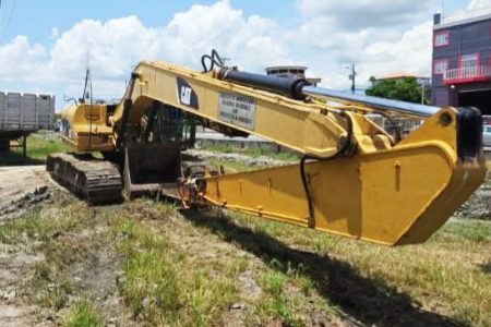 The excavator that came into contact with the L5 Transmission Line  (GPL photo)