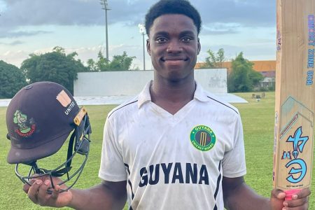 Shamar Apple scored an impressive 123
from a mere 144 deliveries to rescue Guyana
from the precarious position of 42/5.
