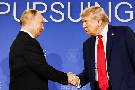 U.S. President Donald Trump (right) and Russian President Vladimir Putin shake hands during a press conference following their meeting to negotiate an end to the war in Ukraine, at Joint Base Elmendorf-Richardson, in Anchorage, Alaska, U.S., August 15, 2025. REUTERS/Kevin Lamarque/File Photo